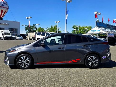 Used 2017 Toyota Prius Prime Advanced FWD image 8