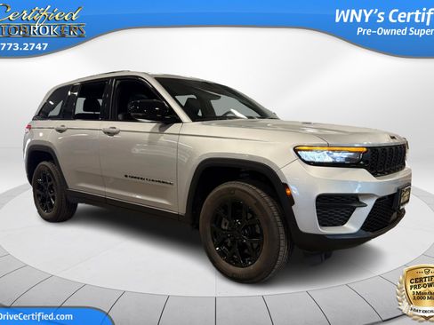 Used 2024 Jeep Grand Cherokee Altitude AWD/4WD image 3