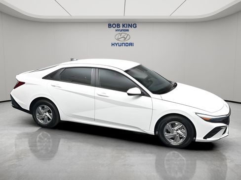 New 2026 Hyundai Elantra SE FWD image 16