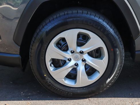 Used 2021 Toyota RAV4 LE AWD/4WD image 11