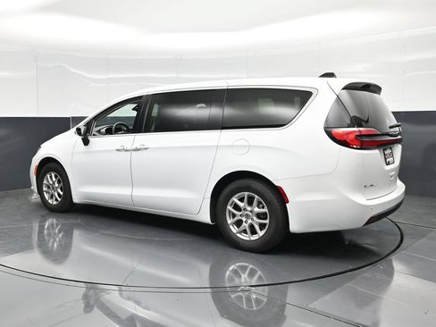 Used 2024 Chrysler Pacifica Touring-L FWD image 8