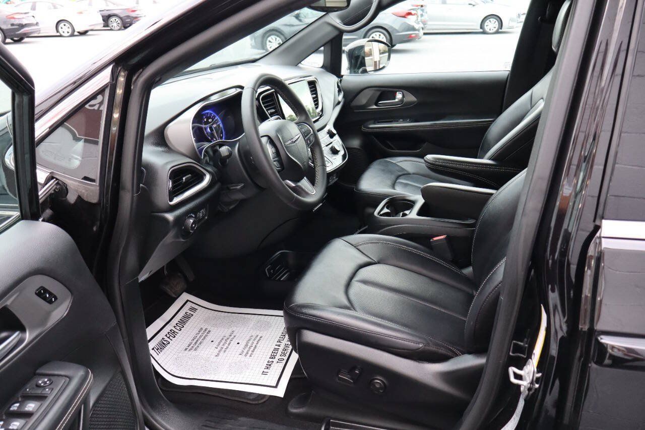 Used 2025 Chrysler Pacifica Select FWD image 6
