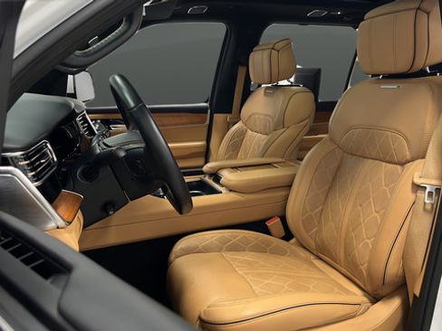 Used 2022 Jeep Grand Wagoneer Series III w/ Rear Seat Video Group 1 AWD/4WD image 9