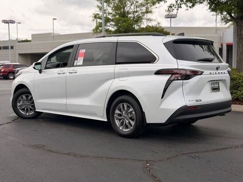 New 2026 Toyota Sienna XLE FWD image 8