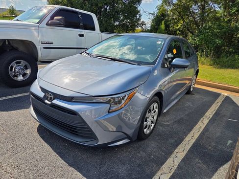 Used 2023 Toyota Corolla LE FWD image 3