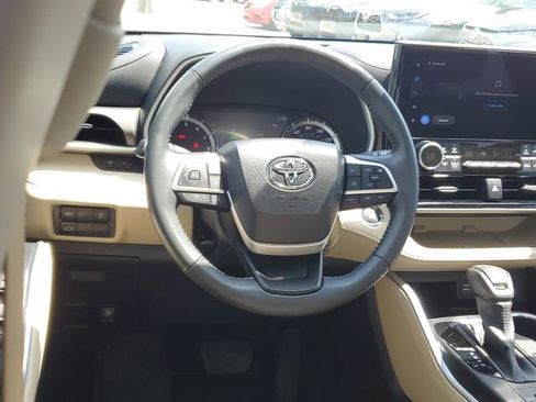 Used 2023 Toyota Highlander XLE AWD/4WD image 12