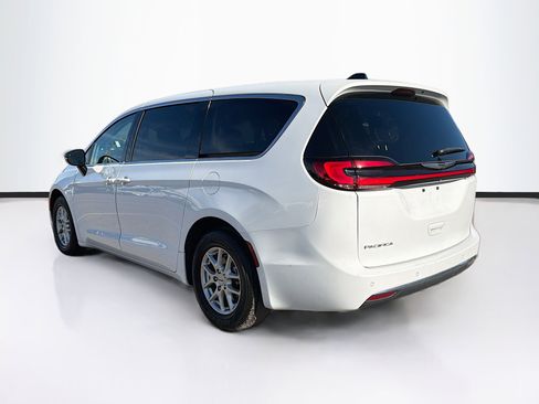 Used 2024 Chrysler Pacifica Touring-L image 5