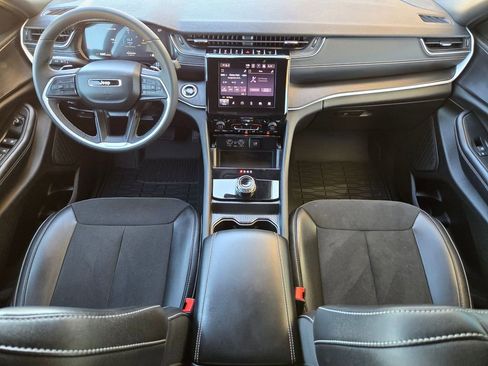 Used 2025 Jeep Grand Cherokee Altitude image 15