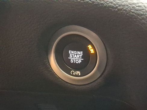 Used 2024 Chrysler Pacifica Select image 21