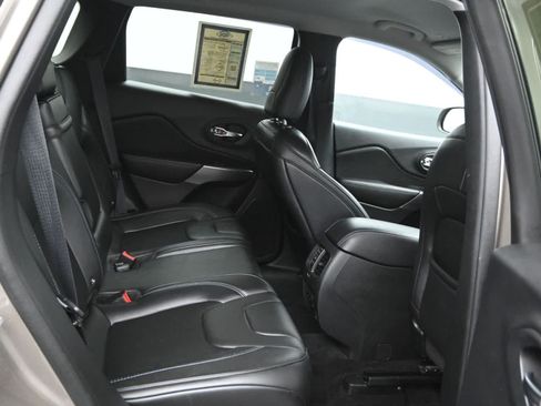 Used 2019 Jeep Cherokee Latitude Plus w/ Comfort/Convenience Group AWD/4WD image 12