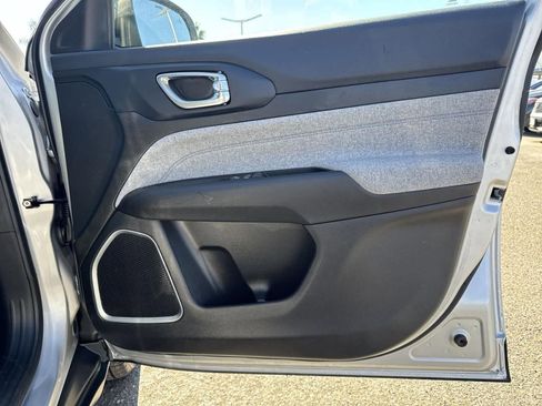 Used 2024 Jeep Compass Latitude image 35