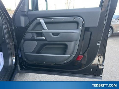 Used 2024 Land Rover Defender 90 V8 image 19