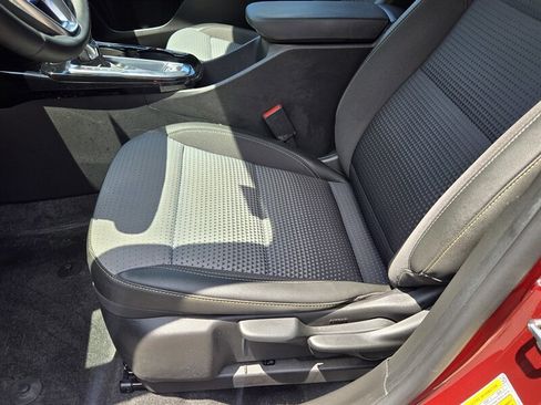 Used 2024 Chevrolet Trax LT w/ Sunroof Package FWD image 11
