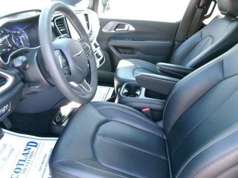 Used 2025 Chrysler Pacifica Select FWD image 14