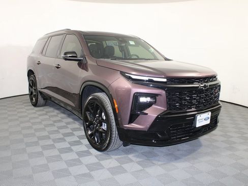 Used 2025 Chevrolet Traverse RS image 1