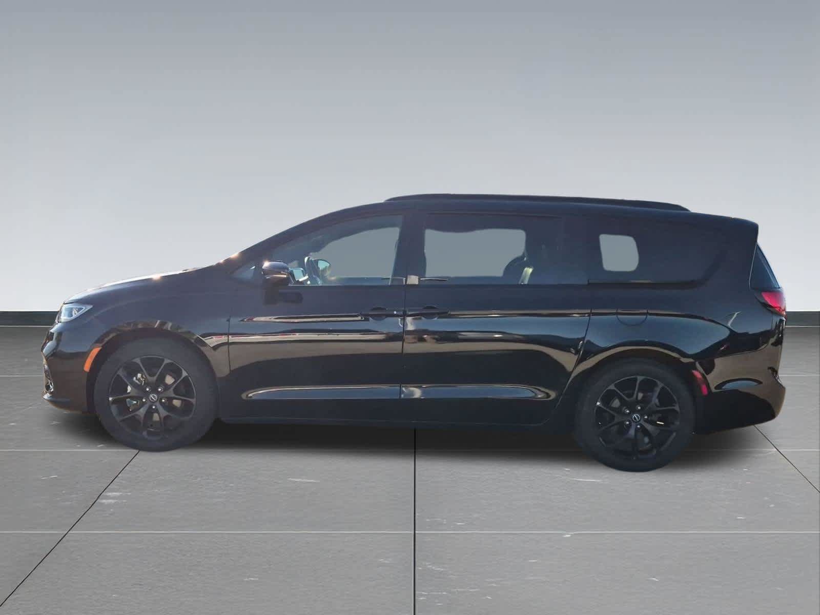 Used 2025 Chrysler Pacifica Limited FWD image 3