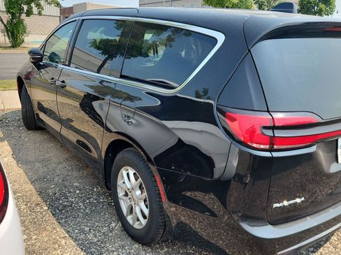 Used 2024 Chrysler Pacifica Touring-L FWD image 6