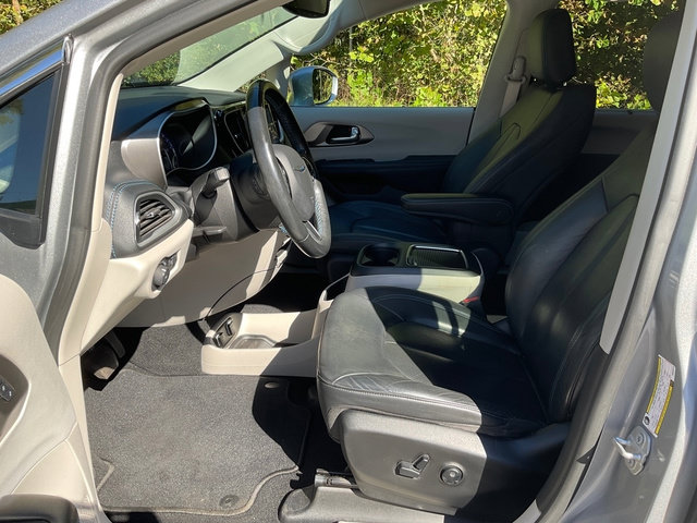 Used 2021 Chrysler Pacifica Touring-L w/ Premium & Safety Sphere Group FWD image 11