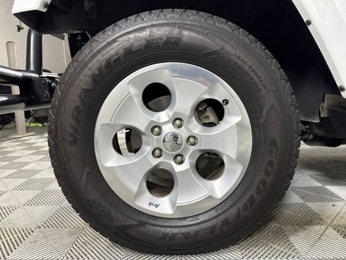 Used 2014 Jeep Wrangler Unlimited Sahara image 17