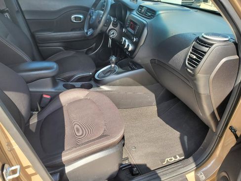 Used 2016 Kia Soul + image 5