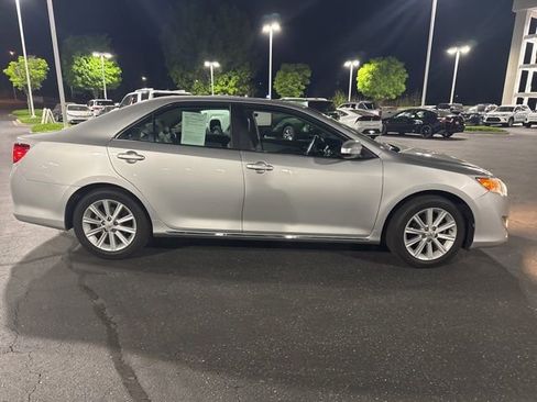 Used 2012 Toyota Camry XLE w/ Leather Pkg image 2