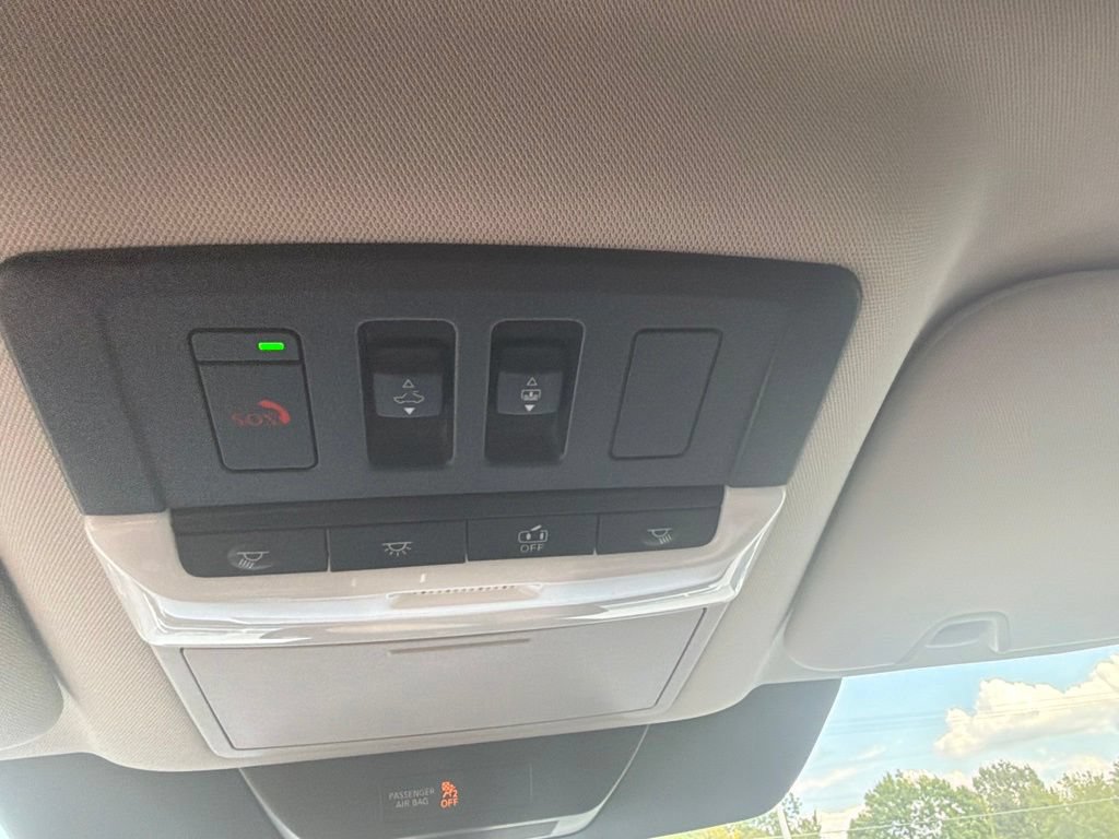 Used 2025 Nissan Pathfinder Platinum FWD image 23