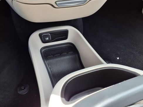 Used 2023 Chrysler Pacifica Touring-L FWD image 11