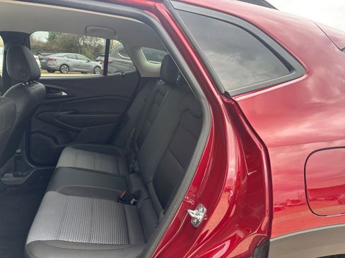 Used 2025 Chevrolet Trax LT image 23