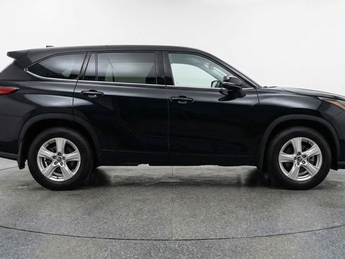Used 2025 Toyota Highlander LE image 11