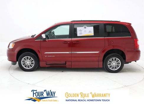 Used 2015 Chrysler Town & Country Touring-L image 8
