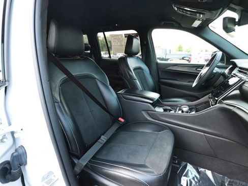 Used 2024 Jeep Grand Cherokee Altitude AWD/4WD image 30