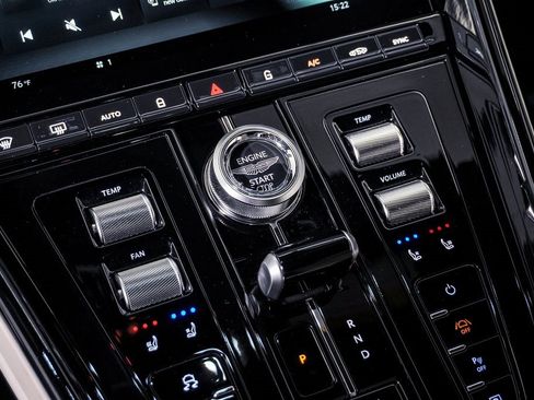 Used 2024 Aston Martin DB12 Coupe image 31