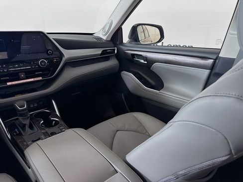 New 2026 Toyota Highlander Platinum image 22