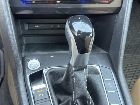 Used 2023 Volkswagen Tiguan SE w/ Panoramic Sunroof Package FWD image 16