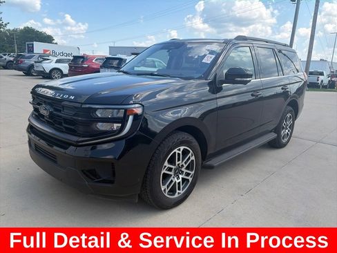 Used 2025 Ford Expedition Active AWD/4WD image 3
