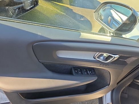 Used 2025 Volvo XC40 B5 Plus w/ Climate Package image 3