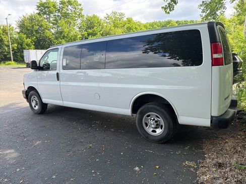 Used 2023 Chevrolet Express 3500 LS RWD image 2