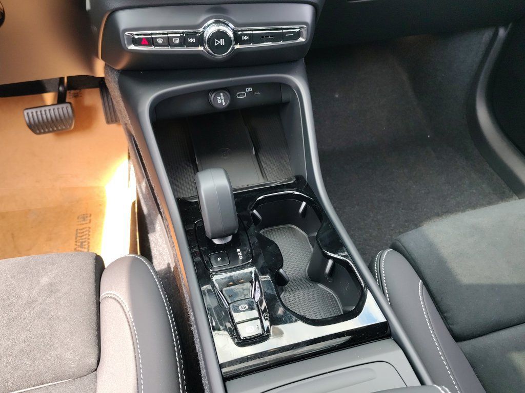 New 2026 Volvo XC40 B5 Ultra w/ Climate Package AWD/4WD image 30