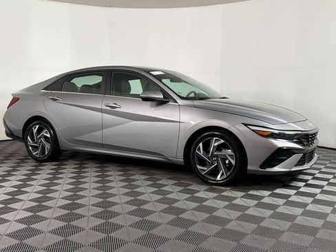 Used 2025 Hyundai Elantra SEL FWD image 6