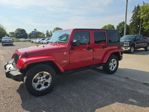 Used 2014 Jeep Wrangler Unlimited Sahara w/ Connectivity Group AWD/4WD image 2