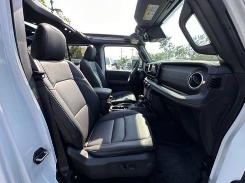 Used 2025 Jeep Wrangler Unlimited Sahara AWD/4WD image 28