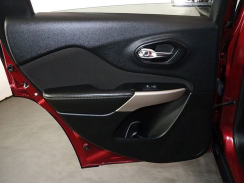 Used 2017 Jeep Cherokee Sport image 25