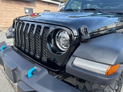 Used 2023 Jeep Wrangler Unlimited w/ Sun & Screen Package image 15