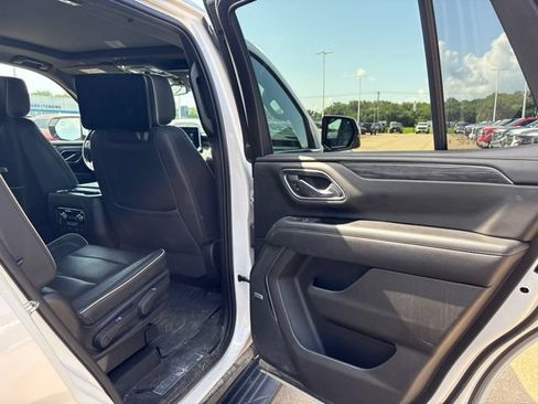 Used 2021 GMC Yukon SLT w/ Rear Media and Nav Package AWD/4WD image 17