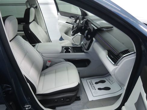 Used 2025 GMC Acadia Denali w/ Super Cruise Package FWD image 38