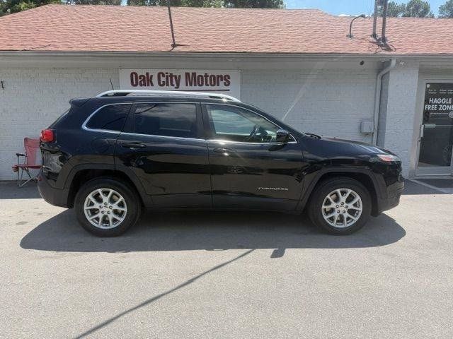 Used 2016 Jeep Cherokee Latitude w/ Cold Weather Group AWD/4WD image 4