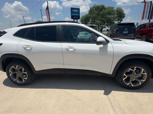 Used 2025 Chevrolet Trax LT FWD image 9