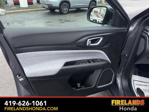 Used 2024 Jeep Compass Latitude image 11