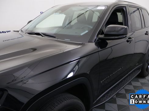 Used 2023 Jeep Grand Cherokee Limited w/ Black Appearance Package AWD/4WD image 13