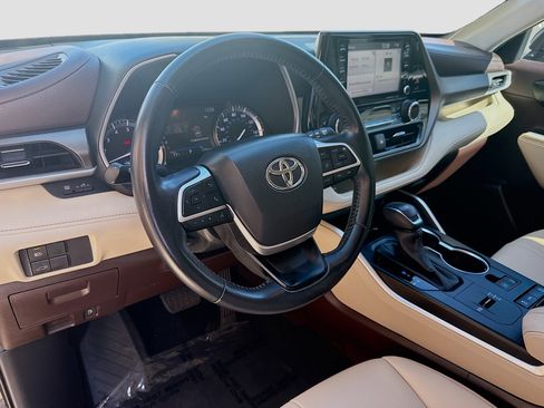 Used 2022 Toyota Highlander XLE image 9